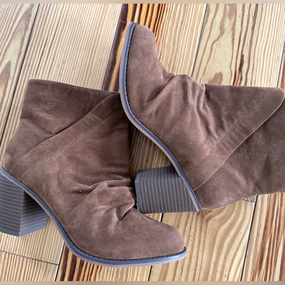 NWOT Univeral thread brown wrinkle suede booties